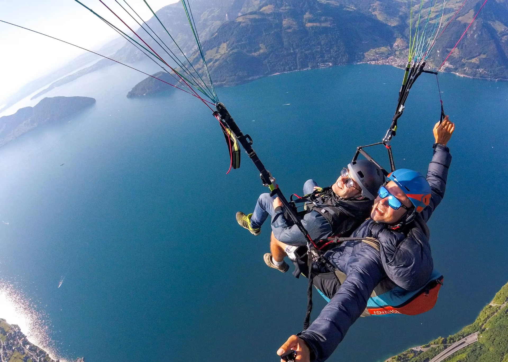 Parapente et parachute en tandem